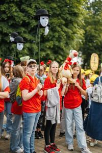 Alūksnes Bērnu un jauniešu centra Improvizācijas teātra studija VI Latvijas skolu jaunatnes teātru festivālā-parādē “2×2 IR PIECI”.